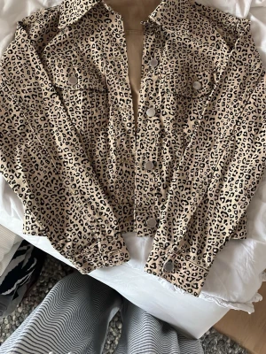 Leopard jeans jacka från H&M - Super fin och i bra skick! Storlek xs men sitter också som s! Pris kan diskuteras!