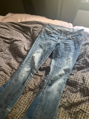 Miss me jeanse  - Sjukt snygga lågmidjade miss me jeans i storlek xs men passar S. Omgjorda från skinny till bootcut💕