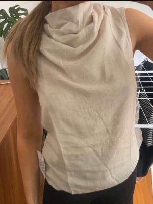 topp - topp i linneblandning från Asos, ny med lappar. Sandfärgad 