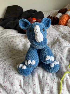 Virkad blå noshörning🦏 - Första gången jag gör en noshörning och hjälp vad den blev söt!🥹🦏💙 Planerar redan att göra den i fler färger🌸!Dessa innehåller säkerhetsögon som inte rekommenderas för barn under 3 år! 