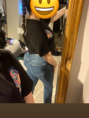 Blå raka jeans från Zara - Säljer ett par klassiska blå jeans från Zara i rak modell. Jeansen har normal midja, fem fickor och är tillverkade i ett slitstarkt denimtyg. Perfekta till en avslappnad look och passar till det mesta i garderoben.