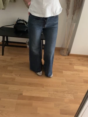 Jeans från Levi’s  - Så snygga jeans från Levi’s i modellen ”Ribcage Bell”. Använda fåtal gånger. Storlek 27/30. Nypris 1399 kr