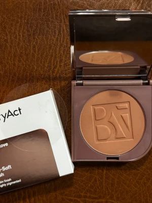 BeautyAct Silky-Soft Blush, fall in love.  - BeautyAct Silky-Soft Blush i nyansen Fall In Love. Puder rouge köpt från kicks, tillverkat i Italien,  satin-finish. Kommer i en snygg, spegelblank fyrkantig dosa med spegel i locket. Använd / swatchad ca 5 gånger. Förpackning är avspritad. Nypris: 209kr 