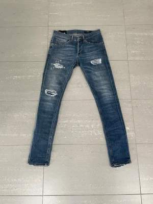 Dondup George Jeans  - Säljer nu dessa Dondup George Jeans med snygga slitningar i populär design, skriv för fler bilder/frågor🙌🏼