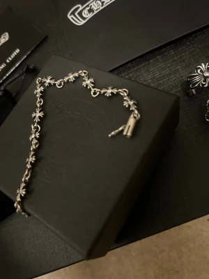 😎 Armband sterling silver 925 20 cm 8 gram - skriv på!!! först till kvarn, nyskick förstås. dessutom har jag ringar och andra armband. men denna armband är priset för. kör på och beställ. kan göra deal vid köp av flera saker. 😎😎‼️‼️ kostnaden är för armbandet dååå!