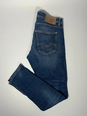 Replay jeans - Säljer ett par riktigt snygga och trendiga Replay jeans i fint skick, storlek 31/32, vid frågor är det bara att skriva //Gramenti