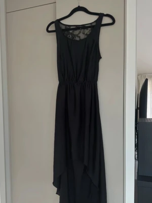 Svart långklänning - Gina Tricot - 34 - Svart långklänning med spets och öppen rygg. Så fin att ha i sommar! 😍  