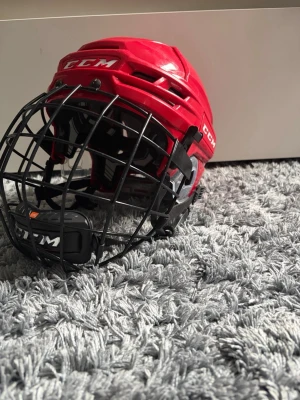 Ccm 910 tacks d30 - Säljer nu men hockeyhjälm eftersom jag ska byta lag och då färger. Denna hjälm är använd en halv säsong och är i väldigt bra skick.