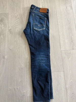 Mörkblå jeans från Replay anbass - Replay Jeans anbass, säljer dom då jag inte använder dom,storlek 34/30, använda ett fåtal gånger i perfekt skick, pris kan diskuteras, levereras inom 24 tim