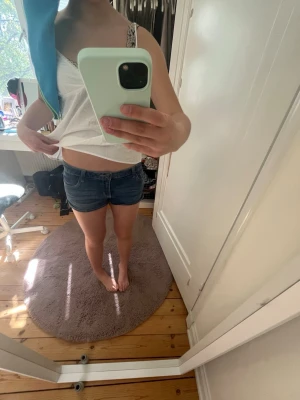 Blå jeansshorts i klassisk modell - Jag säljer mina blåa jeans shorts (lågmidiade typ), väldigt strätsig i midjan så passar större storlekar också. Använda mycket fast inga slitningar eller annan dessefekt. Jag vet inte vad storlek 7 är fast jag skulle gissa på S❤️❤️❤️pris går att diskutera