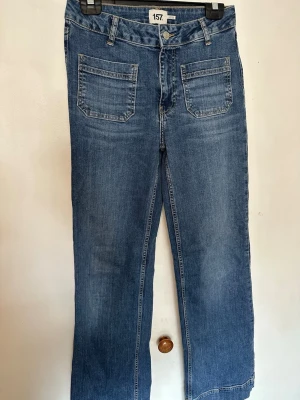 Blå raka jeans från 157 - Ett par klassiska blå jeans från 157 med raka ben och hög midja. Jeansen har två stora framfickor och två bakfickor. Sitter perfekt på 🌸