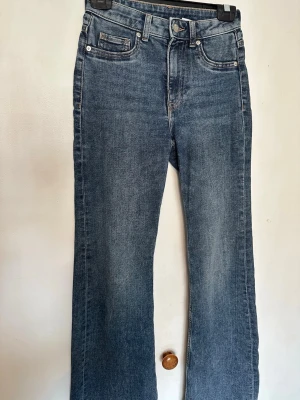 H&M - Högmidjade jeans  - Ett par klassiska blå jeans med rak passform och hög midja. Använda ett fåtal gånger så dom är i väldigt bra skick 🌸 Jättefina på! 