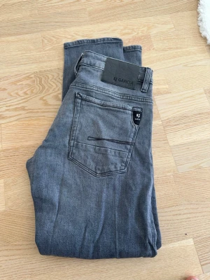 Grå jeans från Garcia - Snygga grå jeans från Garcia. Helt nya och still rena.  Storlek 29/32
