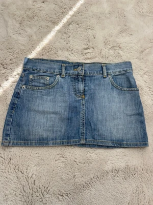 Blå lowwaist jeanskjol - Snygg blå lowwaist jeanskjol, unik eftersom att den saknar bakfickor. Köpt för 350kr, säljer för 100kr🩵