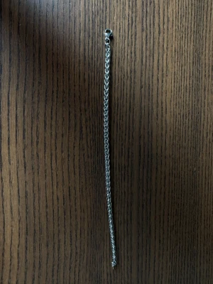 Stainless steel kedjearmband 19 cm  - Snyggt armband i silverfärgad metall med klassisk kedjedesign. Armbandet har en enkel och stilren look som passar till många olika outfits. Lås i ena änden för enkel användning. Perfekt accessoar för dig som gillar minimalistisk stil.