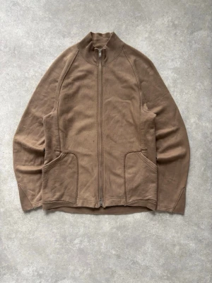 TAKAHIROMIYASHITOTheSoloist Full Zip - Size 46, fits like S. In great condition, but there is a small stain on the front. From the SS16 collection. Takahiro Miyashita is known for creating the brand Number (N)ine, which he left in the 2000's to create TAKAHIROMIYASHITATheSoloist.