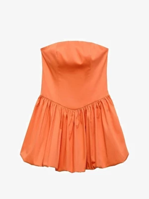 Orange bandeauklänning - Orange axelbandslös kortklänning med volang🧡Dragkedja baktill. Endast använd 2 gånger, därmed väldigt bra skicka. Nypris 750 kr.