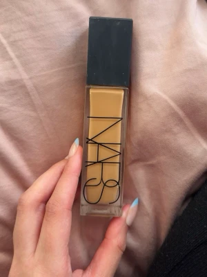 NARS Natural Radiant Longwear Foundation - Foundation från NARS i nyansen Natural Radiant Longwear i färgen Barcelona! Köpt för 599kr men säljer för 350kr!, Använd under ett par tillfällen 