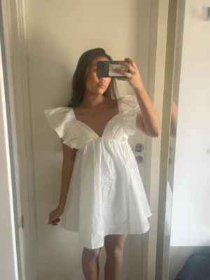 Klänning hello molly - En vit slutsåld klänning från hello molly i storlek xs, aldrig använd💗💗 perfekt till studenten och sommaren
