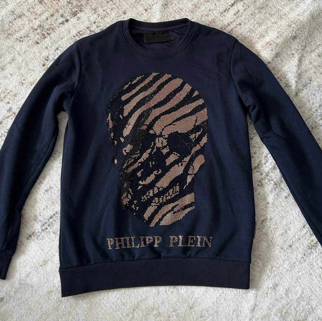 Svart sweatshirt med dödskalle