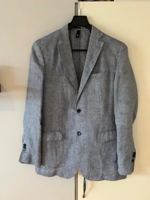 Massimo dutti kavaj - Hej! Säljer nu min ljusblåa Massimo Dutti Linnekavaj. Kavajen är använd, men fortfarande i okej skick och har mycket kvar att ge som ni ser på bilderna. Storlek 50 men skulle även säga att den passar 48. Hör av dig vid frågor!