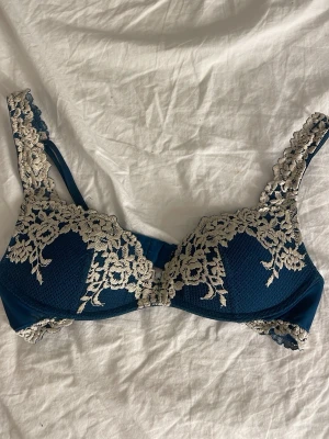 Intimissimi bh 75b - Nästan helt ny intimissimi bh i stl 75b i toppen skick, ändast använd tre gånger. Utan lapp då jag fick panik för de kliade. Säljer då den är alldeles för liten för mig. !pris kan diskuteras!