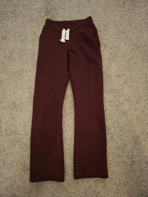 Röda byxor Gina tricot - Röda byxor från Gina tricot. Jätte sköna, snygga, trendiga och bekväma! De liknar även russemerch. De är i strl M men är vääääldigt små i storleken. (De är mindre än mina exakt likadana byxor i blått/grått i XS) Jag upplever därför att de är i storlek XXS. Det går även att köpa tröjan om ej såld (kolla i min profil). Har några fläckar (se sista bilden) Nypris 330kr. Hör av dig vid funderingar som t.ex specifika mått och är öppen för bud!💕😊