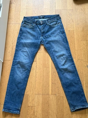 Jack & Jones jeans - säljer dessa jack & jones jeans som är i super fint skick