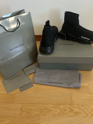 Balen//../ciaga Speed trainers  - Svarta Speed Trainer sneakers med stickad ovandel i textil och chunky svart sula. ‼️använd nån gång och inga skador eller defekter endast lite smutsig sula som syns på bilden‼️Strumpliknande passform och tydlig logga på sidan. Kommer med originalkartong, dustbag och påse samt kuvert. Otroligt bekväma😌 skriv vid intresse