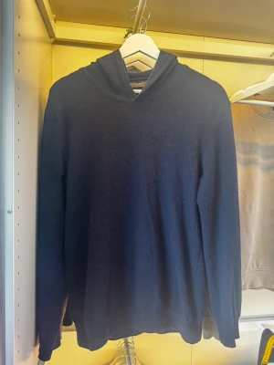 Oscar jacobsson hoodie - Säljer denna feta kashmirhoodie från oscar jacobsson i storlek S, färg mörkblå. Skick - 8/10. Kan gå ner i pris vid snabb affär 🤝, hör av er vid frågor!