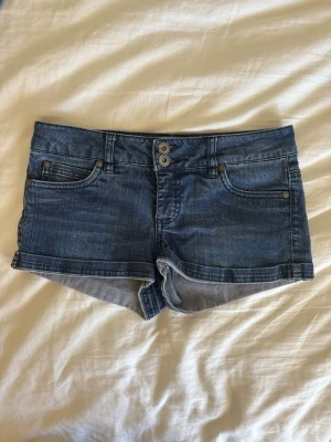 Korta jeansshorts - Snygga jeansshorts, perfekt till sommaren💕 Midjemått: 36 cm