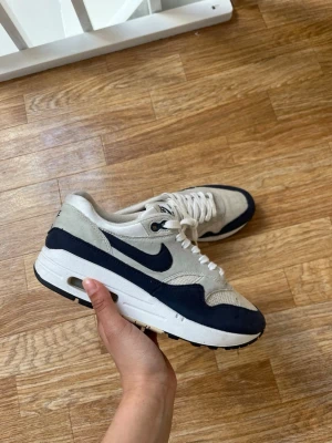 Nike Air Max 1 armory navy - Säljer ett par nike air max 1 armory navy. Skorna är i topp skick. Storlek 38.  Nypris ligger på ca 2000kr. Hör av er vid några funderingar 😊