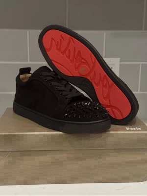 Svarta Louboutin skor herr - Svarta Louboutin skor herr med nitar riktigt fetta blev lite trött på dom ser helt oanvända utt ingen nit har ramlat skriv om du vill ha mer bilder kan diskutera pris 