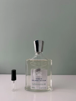2 ml sample/doftprov av Creed Virgin Island Water - Ett sample sample på 2 ml av Creed Virgin Island Water. Det är en fin sommardoft med inslag av citrus och kokosnöt som gör den väldigt bra vid varmare väder. Våra samples är helt nya och gjorda av glas. Det är fritt fram att skriva om ni har några frågor! 
