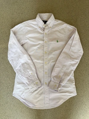 Skjorta från Ralph Lauren - Skjorta från Ralph Lauren! Modellen är 183 cm och väger 75 kg. Säljes i befintligt skick (Skick: 9/10) Storlek: XS