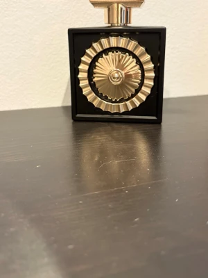 Lattafa Nebras Eau de Parfum - Snygg parfymflaska från Lattafa . Tillverkad i Förenade Arabemiraten. Uppskattningsvis lite mer än halva kvar. Var svårt att se. Kan bara gå på från hur mkt jag använd den.  Från början 100 ml nu kanske 65 ml. Kartong finns med