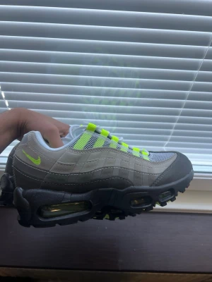 Nike Air Max 95  - Helt nya oanvända. Pris kan diskuteras vid snabb affär. Hör av er om ni undrar nåt eller vill ha flera bilder. 