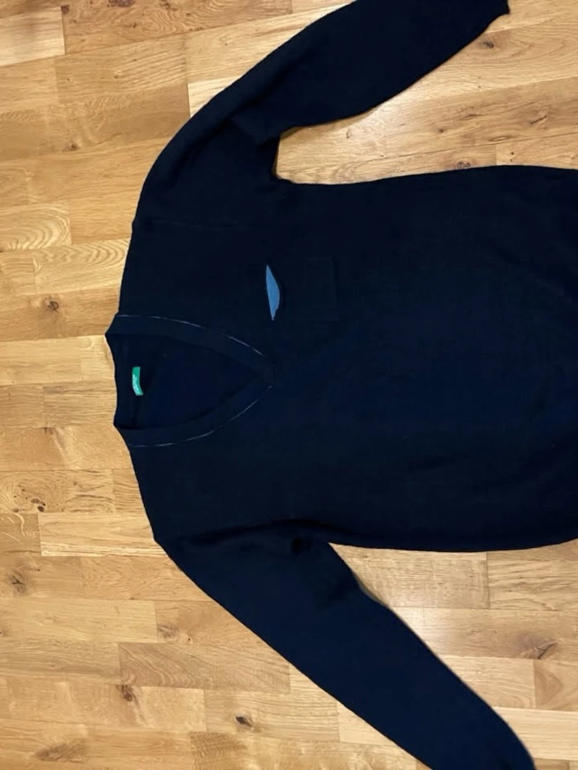 Mörkblå V-ringad tröja Benetton stl L