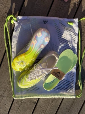 Adidas X Speedflow fotbollsskor gul/vit -  Säljer mina adidas F50 Sparkfusion Elite Low Cut FG/AG “Born For Goals” i vit/silver/gul för dam ⚽✨  Skorna är i princip helt nya och endast använda i ca 30 minuter vid lagfoto. Vi blev sponsrade av laget med dessa skor, men eftersom jag alltid spelat i Nike och trivs bättre i det så väljer jag att sälja dem istället 😊 - skorna är i storlek 36 Otroligt lätta och snabba toppskor från adidas Elite-serien – framtagna specifikt för kvinnliga spelare.                         