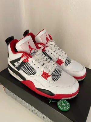 Jordan 4 Retro ”Fire Red” - Storlek 43, Skick 9,5/10, Samma storlek såldes senast för $483 på StockX,