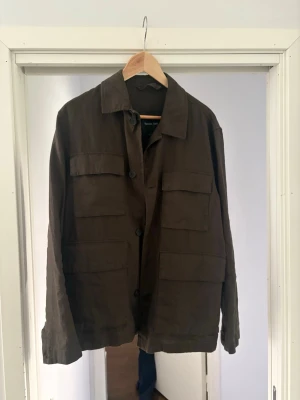 Olivgrön overshirt från Massimo Dutti - Overshirt från Massimo Dutti i lätt linnematerial. 