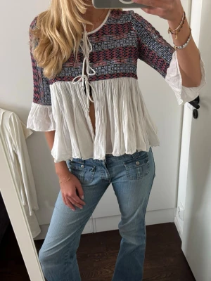Bohemisk blus med knytning  - Boho-inspirerad blus med trekvartsärm. Väldigt unik och häftig.🪭 Köpt för 300kr, säljer för 100kr.