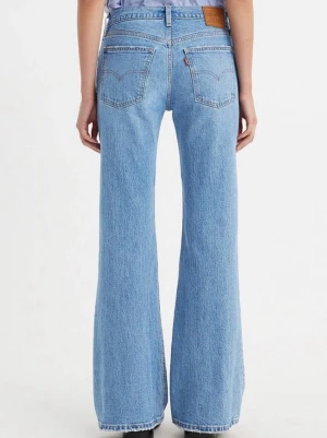Levi's ljusblå jeans - Levi's med utsvängda ben som jag har sytt om till raka och medel midja. Tillverkade i slitstark denim som ger en snygg vintagekänsla. Slita längst ned vid hålarna, innerbens längd på 84 cm! Midjan känns större än 26