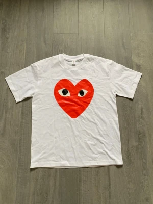 Comme de garcon T-shirt - Säljer en fett Comme de garcon T-shirt i storlek 3xl. Hör gärna av er vid minsta fundering