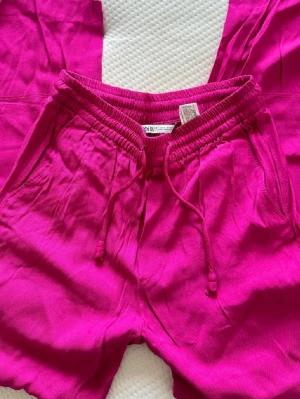 Supersnygga rosa byxor  - Säljer dessa snygga rosa byxor från zara. Använda några få gånger och sitter bekvämt på 🌸