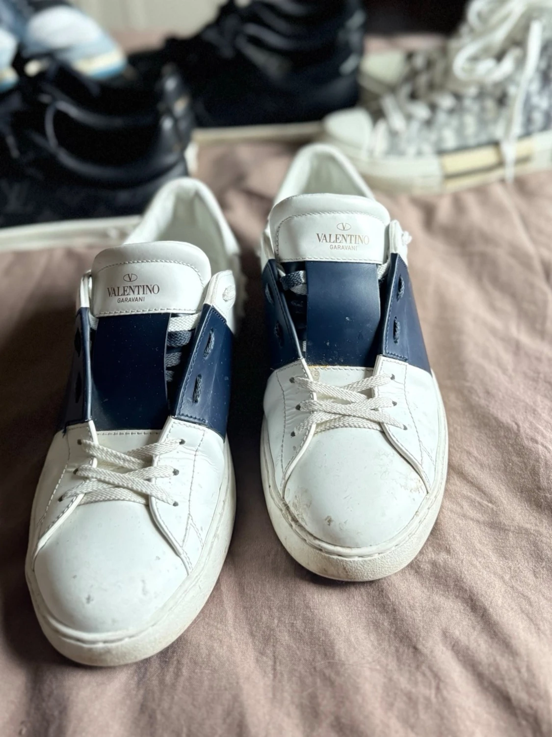 Valentino vita sneakers med blå detalj - 1
