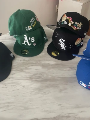 New Era MLB kepsar med brodyr - Feta New Era 59FIFTY Fitteds! 🧢 Säljer unika kepsar (NY, LA, Sox, A’s) med feta broderier som Cherry Blossom & Love/Hustle. INFO: SÄLJER PER ST ✅ Storlekar: Olika storlekar finns! DM:a vilken du söker så kollar jag direkt. ✅ Köp direkt: Vissa ligger som egna annonser i profilen för snabb affär. ✅ Skick: Nyskick med alla stickers kvar. Fraktas i kartong så de håller formen! 📦 