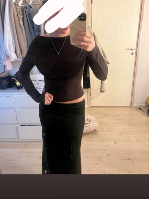En brun långarmad tröja  - Jätte fin tröja men kommer tyvärr ej till användning 🥰