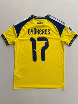 Sverige T-shirt Gyökeres 17 M - Tja! Säljer en helt ny gul Sverige tröja med Gyökeres.     Storlek M och den är fleckfri och har inga hål.                  Passar perfekt nu inför sommarns VM 😍.                          Priset kan diskuteras och skickar inom 24 Tim☺️💨