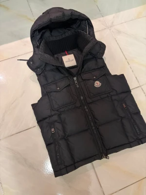 Moncler väst - Moncler väst äkta såklart, slutade säljas av moncler längesedan, pris i butiker för en heltny ligger på runt 9000-12000kr. Storlek 2 passar M Bra